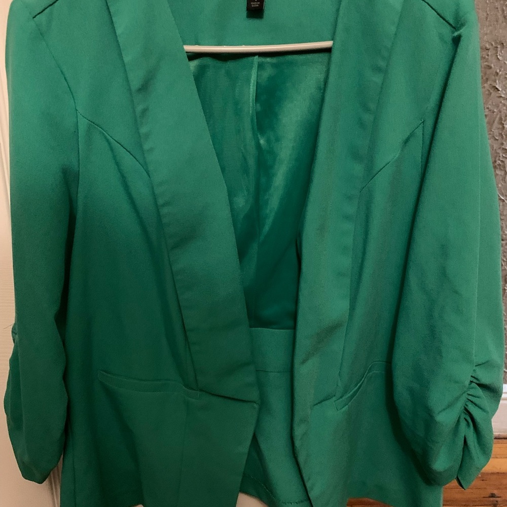 Women’s blazer in a pretty kelly green color!